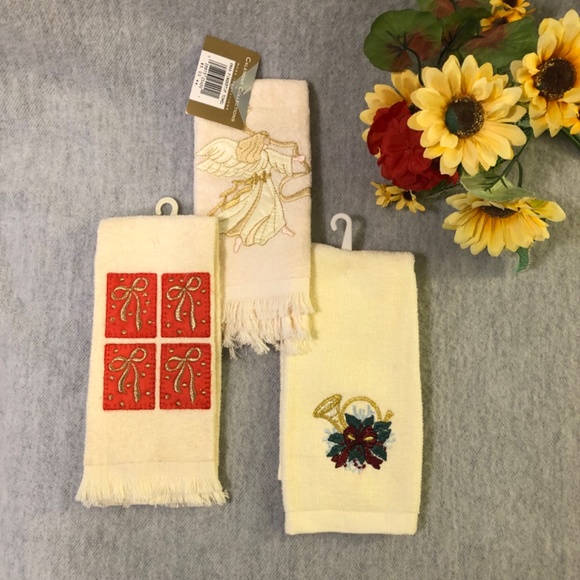 NWT - Set of Three Embroidered Christmas Hand Towels - Picture 2 of 16